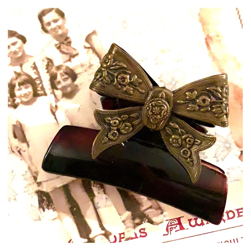 Vintage Bow embossed Claw Hair clip